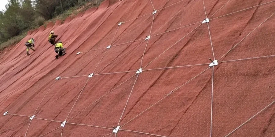Análise de estabilidade de taludes em Jundiaí: engenharia geotécnica para terrenos inclinados